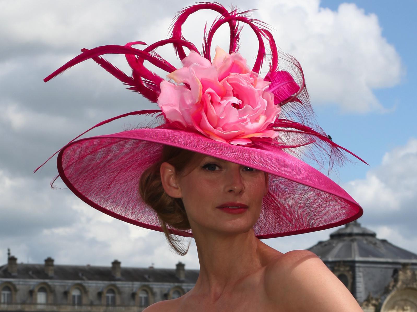 Chapeau et tenue de cérémonie couture