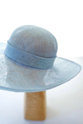 Chapeau capeline bleu ciel pour cocktail et cérémonie