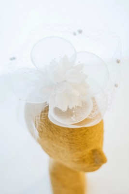 Coiffe en fleur blanche de mariage 