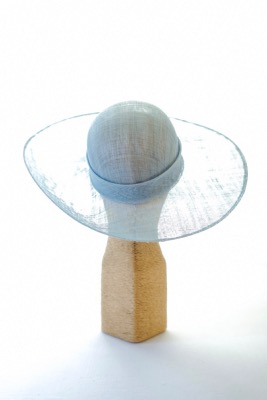 Chapeau capeline bleu ciel pour cocktail et cérémonie
