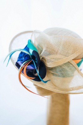 Chapeau de cérémonie écru et bleu Majorelle