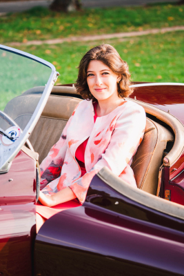 Elégant Manteau MONTANA en jacquard PURNA et robe VALENTINA crêpe fraise