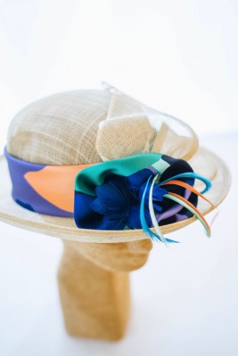 Chapeau de cérémonie écru et bleu Majorelle
