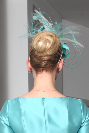 Serre-tête avec calotte à plumes et nœud turquoises pour mariage