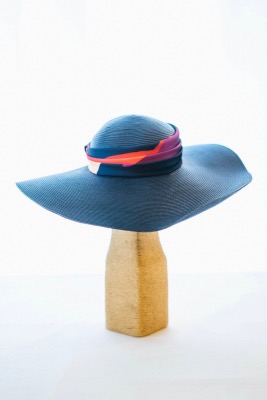 Chapeau de cérémonie en sisal et ruban de paille indigo
