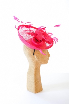 Chapeau de cérémonie magenta tendance 