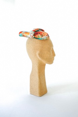 Chapeau en crêpe de satin de soie imprimé