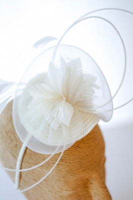 Coiffe de mariage civil ivoire et plumes de coq