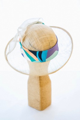 Chapeau de cérémonie écru et bleu Majorelle