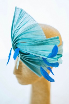 Chapeau turban de cocktail bicolore en plissé