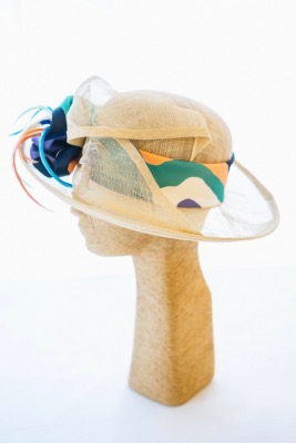Chapeau de cérémonie écru et bleu Majorelle