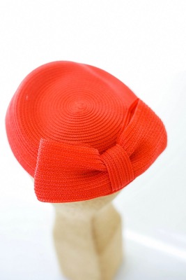  Chapeau de cérémonie sobre rouge