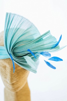 Chapeau turban de cocktail bicolore en plissé