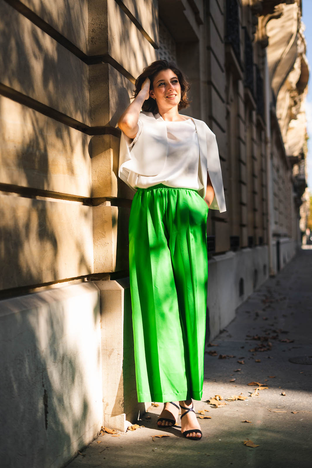 Elégant Pantalon souple en twill de soie CORA-t shirt LYAH crêpe et cape HYACINTHE