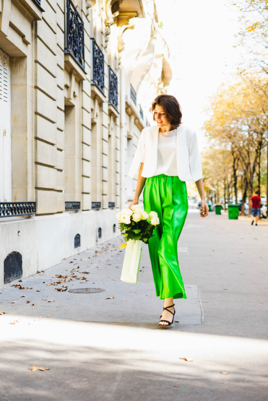 Elégant Pantalon souple en twill de soie CORA-t shirt LYAH crêpe et cape HYACINTHE