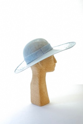 Chapeau capeline bleu ciel pour cocktail et cérémonie