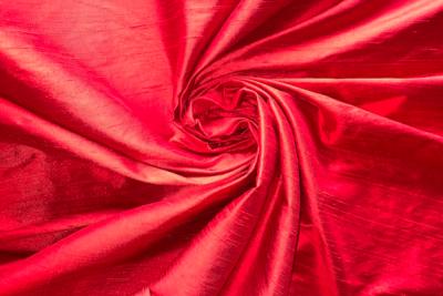 tissu doupion soie sauvage shantung rouge opéra Scarlet Valentino verni