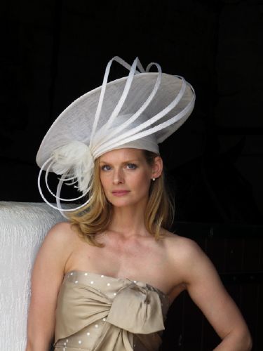 Chapeau blanc sisal plume crmonie et mariage sur mesure