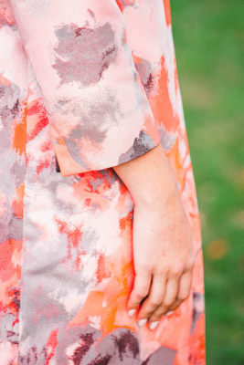Elégant Manteau MONTANA en jacquard PURNA et robe VALENTINA crêpe fraise