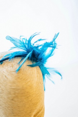 Serre-tête  en plume bleu pour cérémonie