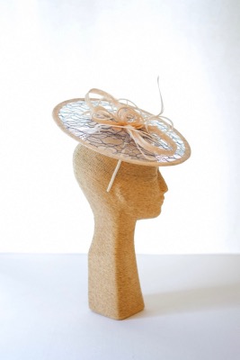 Chapeau de cérémonie en dentelle nude et indigo