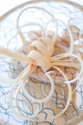 Chapeau de cérémonie en dentelle nude et indigo