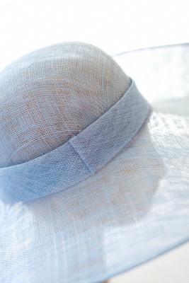 Chapeau capeline bleu ciel pour cocktail et cérémonie