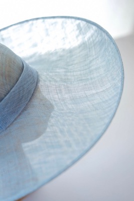 Chapeau capeline bleu ciel pour cocktail et cérémonie