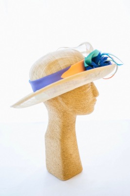 Chapeau de cérémonie écru et bleu Majorelle