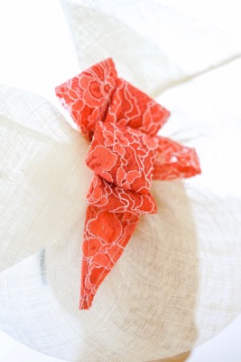 Chapeau en sisal et noeud dentelle tangerine CLARA