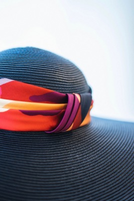Chapeau de cérémonie en sisal et ruban de paille indigo