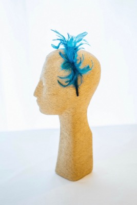 Serre-tête  en plume bleu pour cérémonie