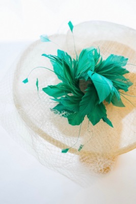 Chapeau fleur émeraude pour cérémonie