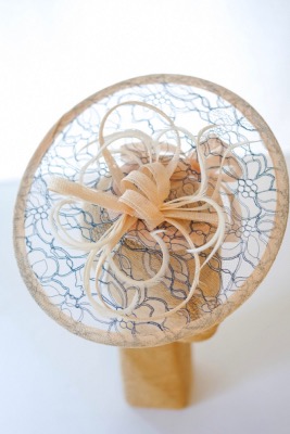 Chapeau de cérémonie en dentelle nude et indigo