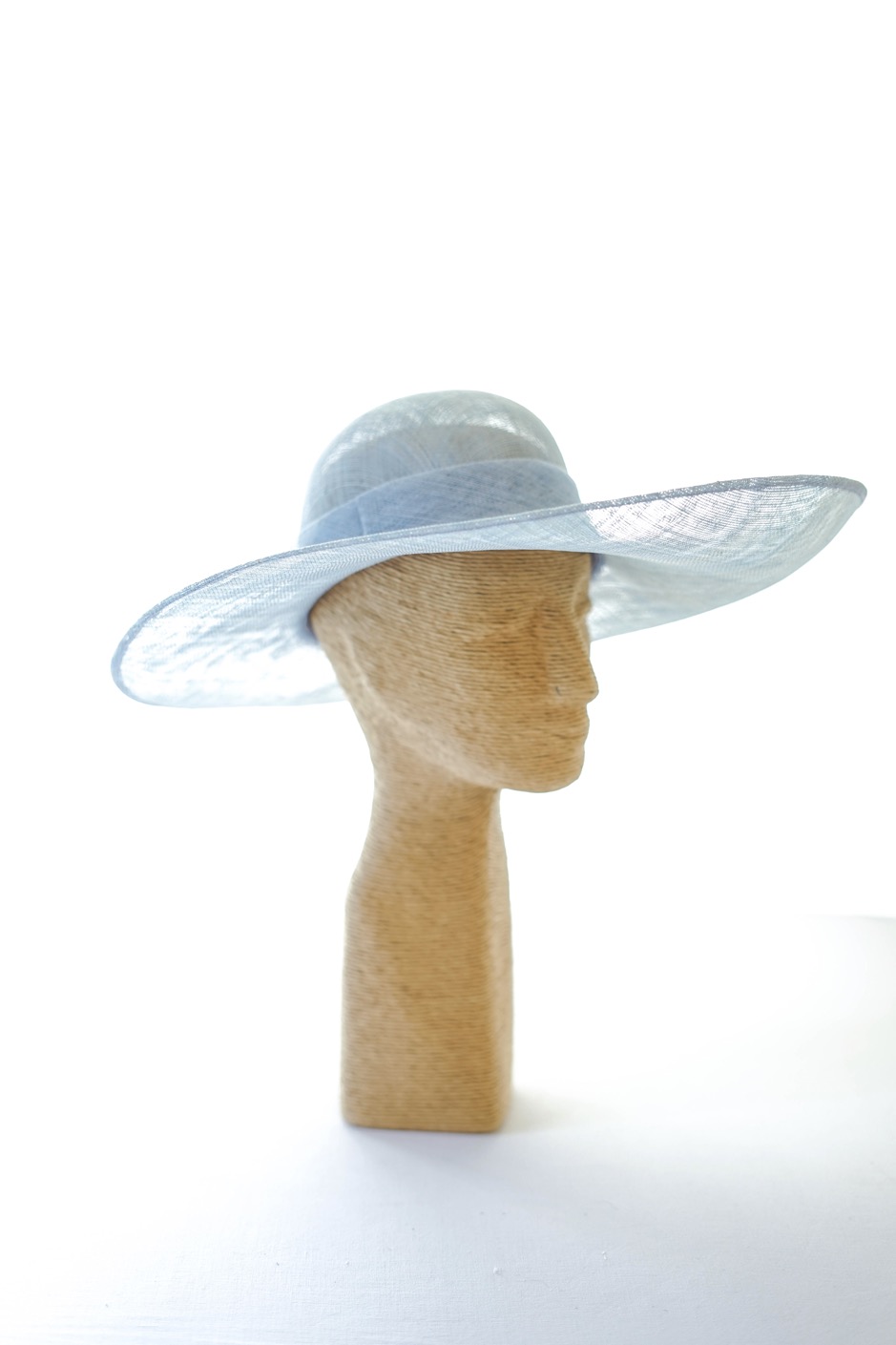 Chapeau capeline bleu ciel pour cocktail et cérémonie