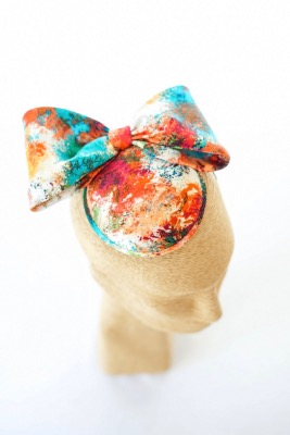 Chapeau en crêpe de satin de soie imprimé