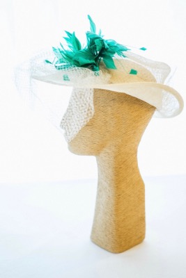 Chapeau fleur émeraude pour cérémonie