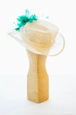 Chapeau fleur émeraude pour cérémonie