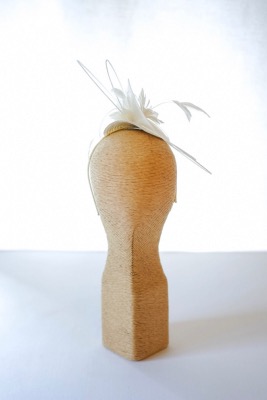 Coiffe de mariage civil ivoire et plumes de coq