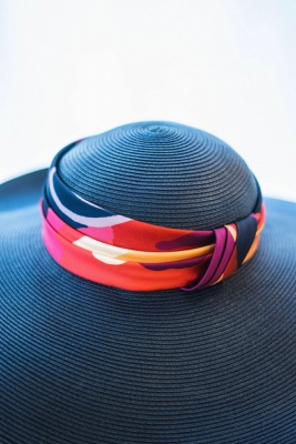 Chapeau de cérémonie en sisal et ruban de paille indigo