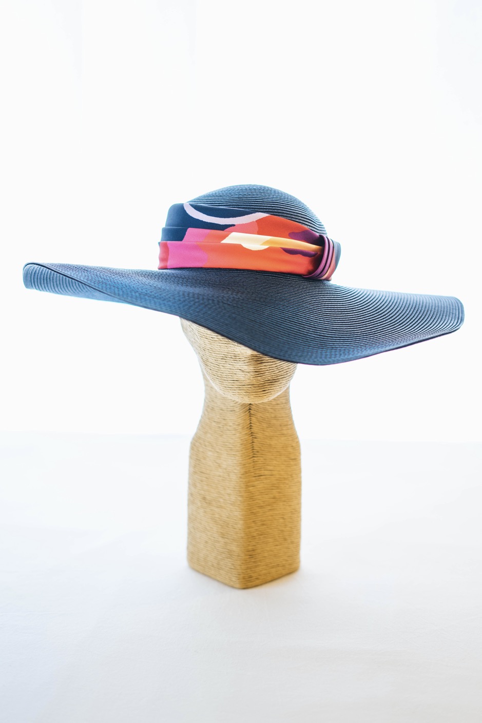 Chapeau de cérémonie en sisal et ruban de paille indigo