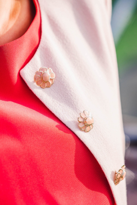 Belle veste de cérémonie IZIA, habillée à boutons bijoux et robe VALENTINA en crêpe Fez