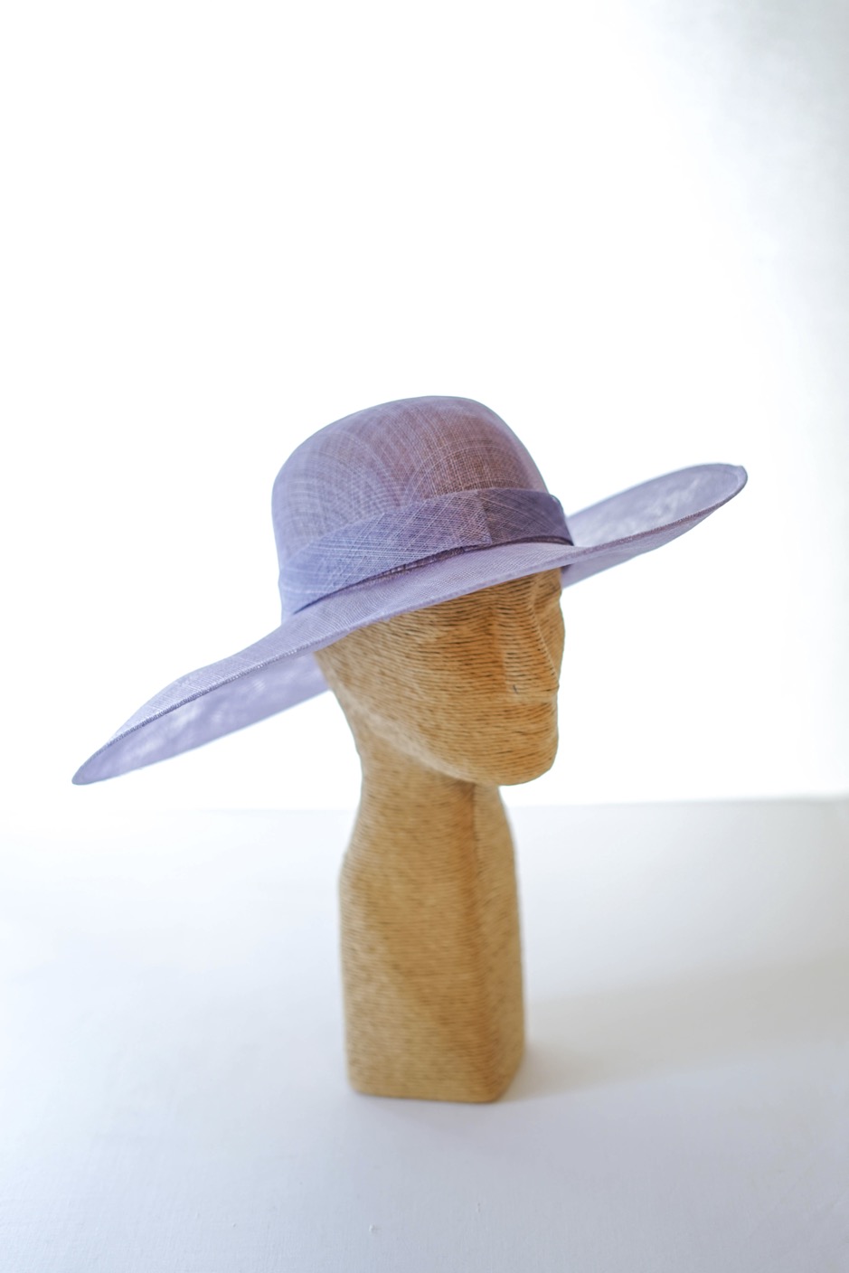 Chapeau capeline mauve pour cocktail et cérémonie