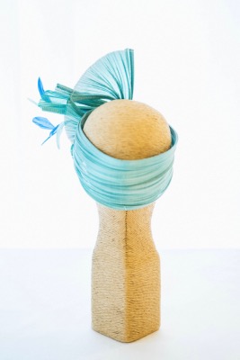 Chapeau turban de cocktail bicolore en plissé