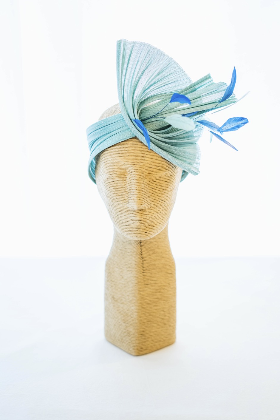 Chapeau turban de cocktail bicolore en plissé