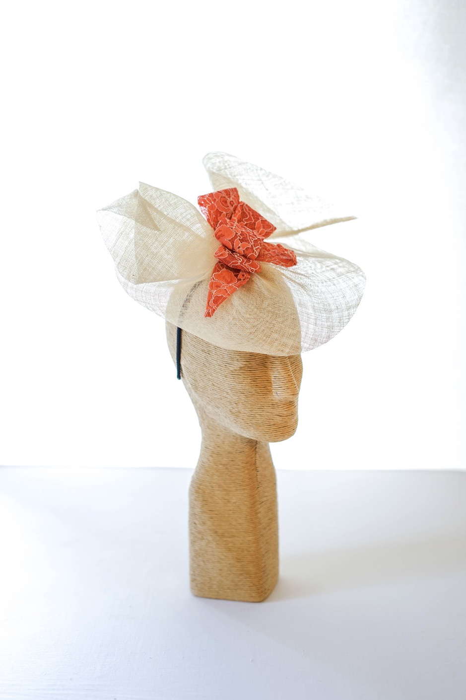 Chapeau en sisal et noeud dentelle tangerine CLARA