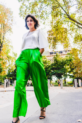 Elégant Pantalon souple en twill de soie CORA-t shirt LYAH crêpe et cape HYACINTHE