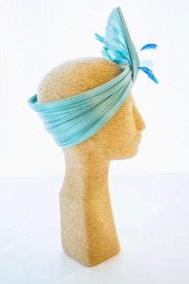 Chapeau turban de cocktail bicolore en plissé