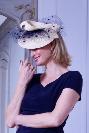 Beau chapeau Couture GRETA ivoire à voilette marine