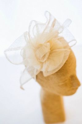 Coiffe de cérémonie champagne, plumes et sisal